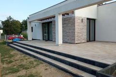Exteriérová dlažba okolo rodinného domu